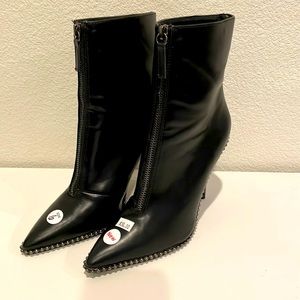 Forever 21 black zip heel boots size 6